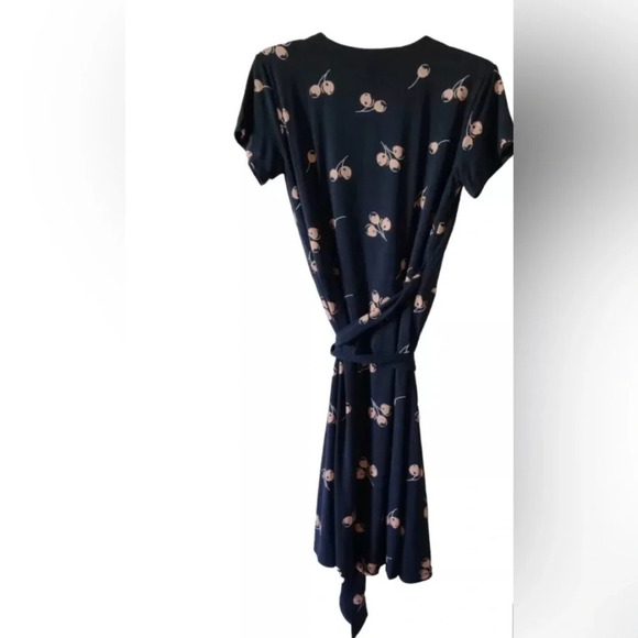 NWT Loft Women's Grey with Cherry Print Short Sleeve V-Neck
Wrap Dress size 6 - Picture 2 of 7